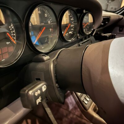 Spacershop steering wheel adaptor to install the Porsche 996 steering wheel on the Porsche 964 car